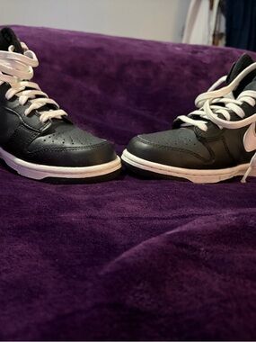 Nike Black and White High-Top Athletic Shoes. Big kids 7 =women’s 8.5/9
